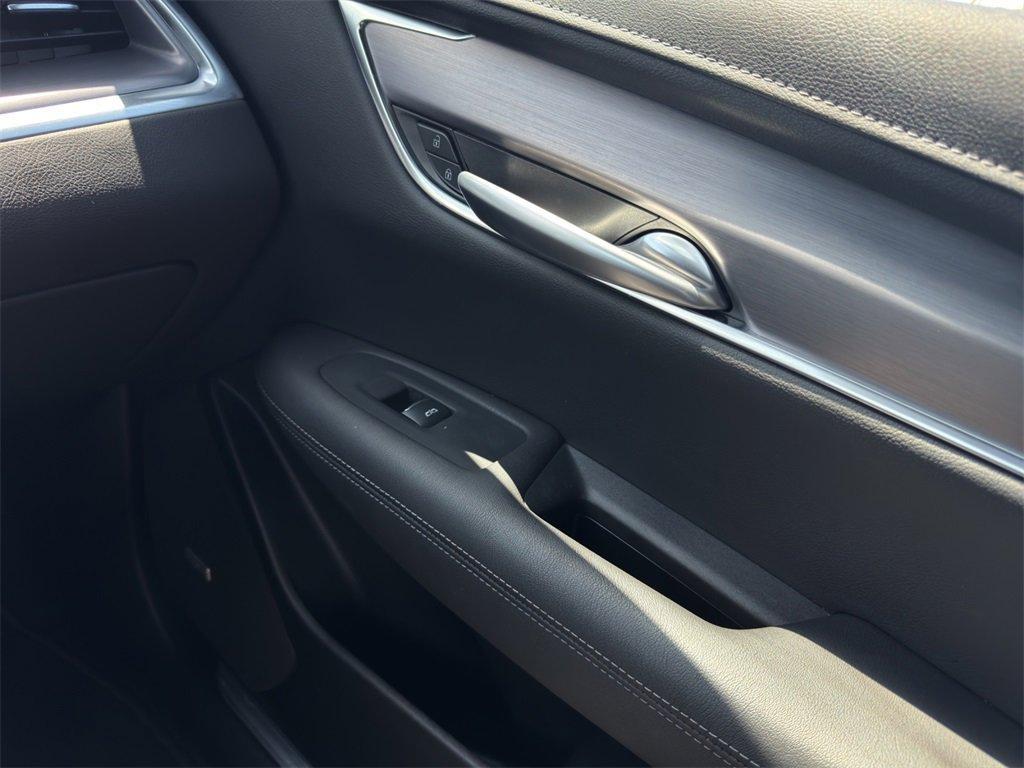 used 2024 Cadillac XT5 car, priced at $37,994