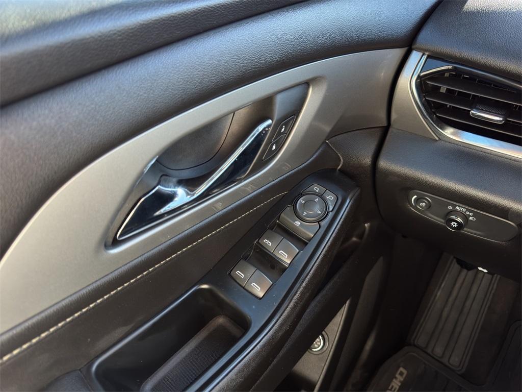 used 2023 Chevrolet Traverse car, priced at $25,297