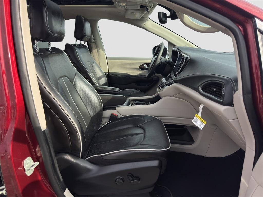 used 2023 Chrysler Pacifica Hybrid car, priced at $32,602