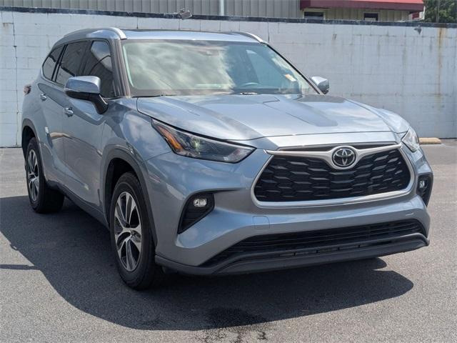used 2022 Toyota Highlander car, priced at $32,192