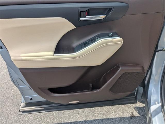 used 2022 Toyota Highlander car, priced at $32,192