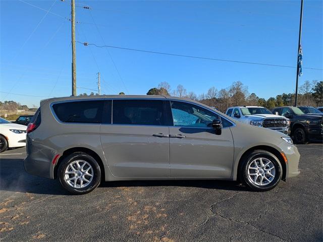 new 2025 Chrysler Pacifica car