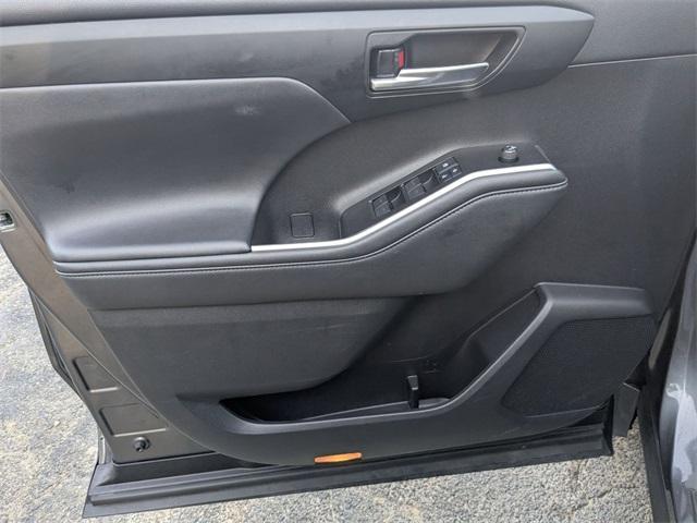 used 2021 Toyota Highlander Hybrid car, priced at $28,896