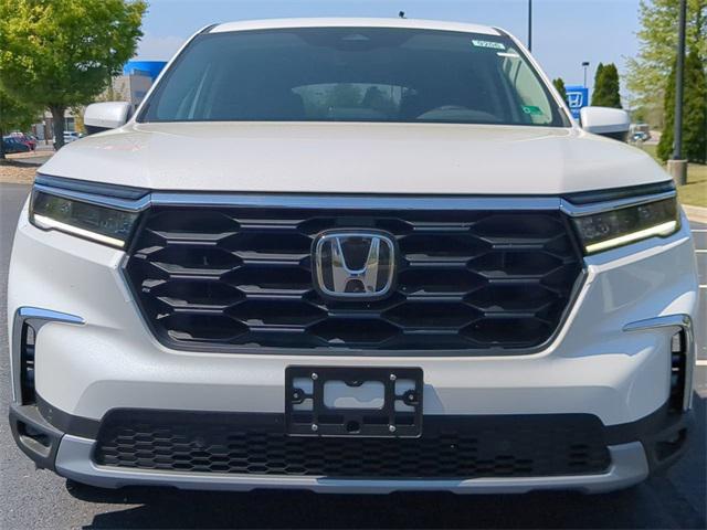 new 2025 Honda Pilot car, priced at $49,495