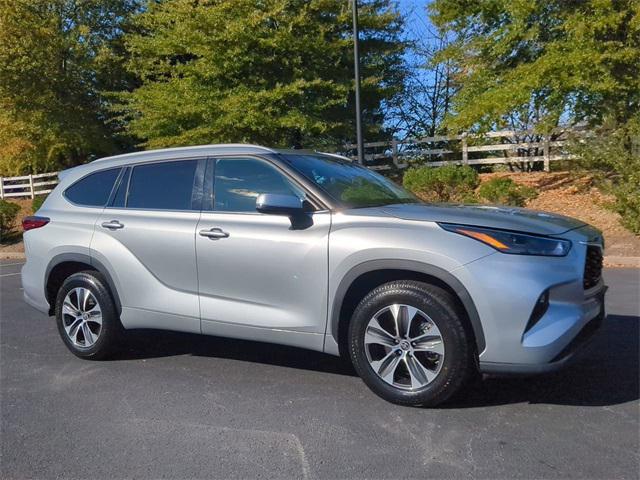 used 2022 Toyota Highlander car, priced at $32,450