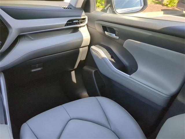 used 2021 Toyota Highlander car, priced at $27,500