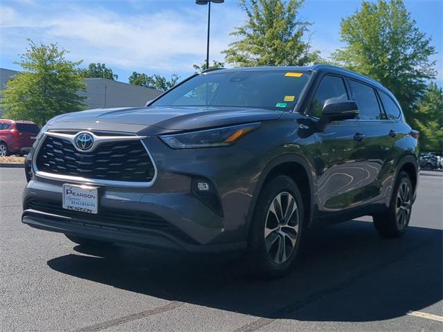 used 2021 Toyota Highlander car, priced at $27,500