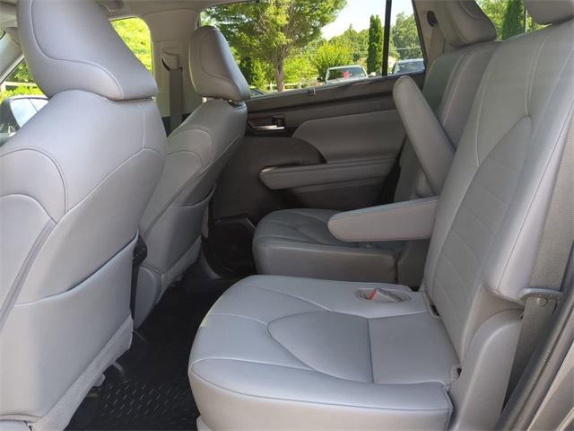used 2021 Toyota Highlander car, priced at $27,500