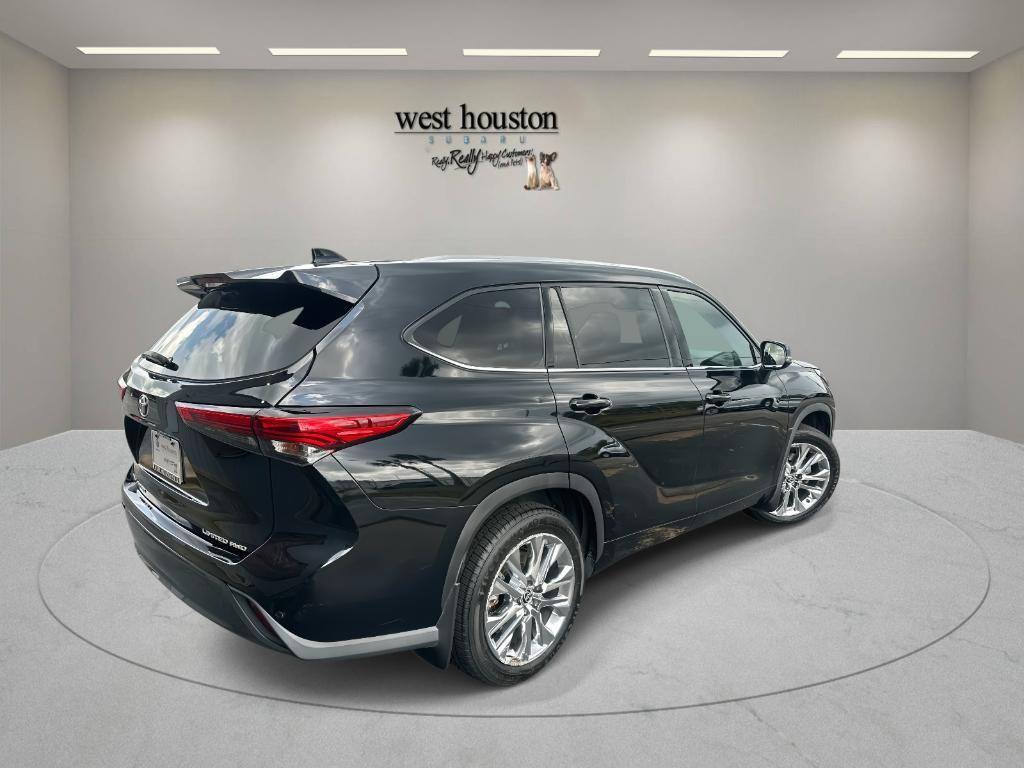 used 2020 Toyota Highlander car, priced at $31,900