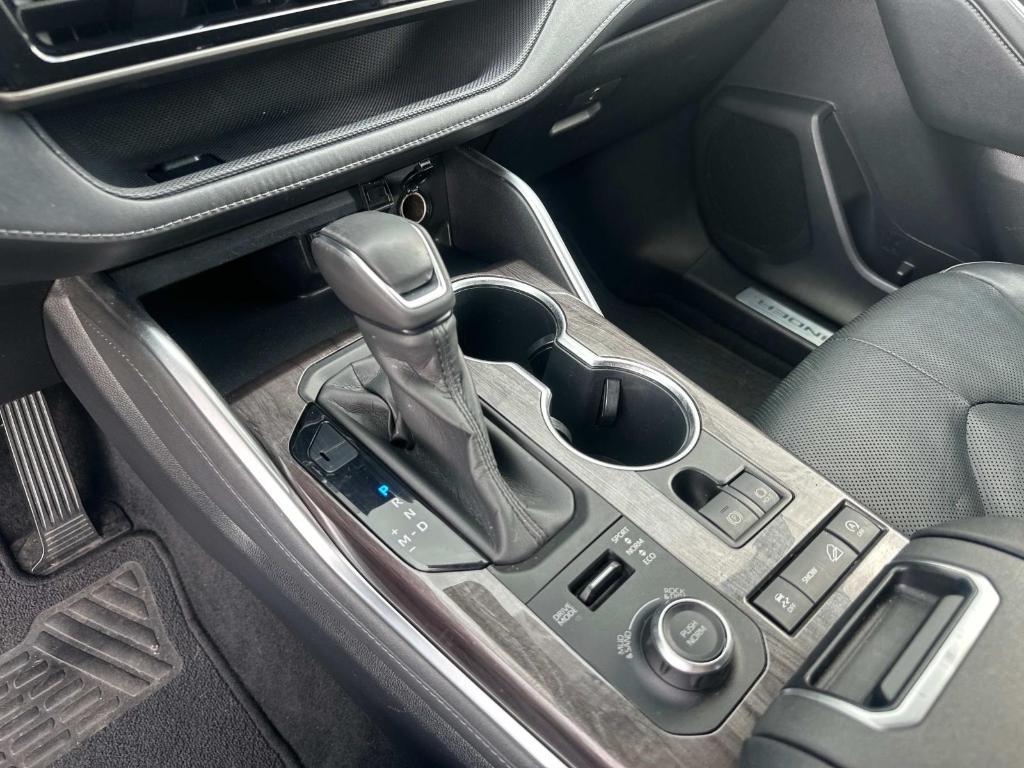 used 2020 Toyota Highlander car, priced at $31,900