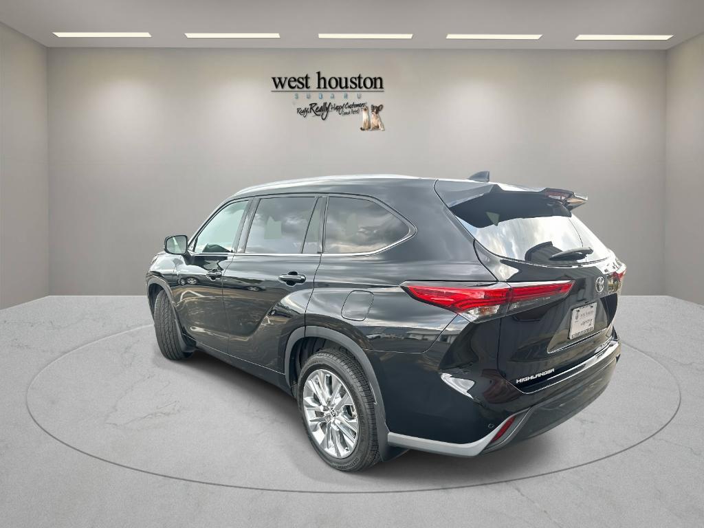 used 2020 Toyota Highlander car, priced at $31,900