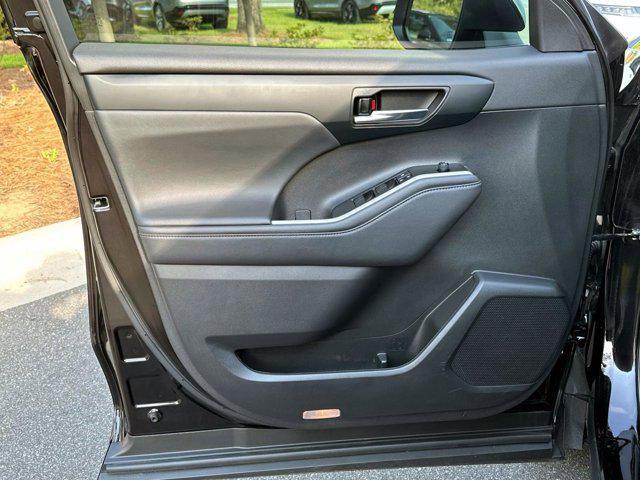 used 2022 Toyota Highlander car, priced at $35,255