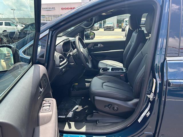 new 2025 Chrysler Pacifica car