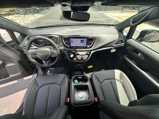 new 2025 Chrysler Pacifica car
