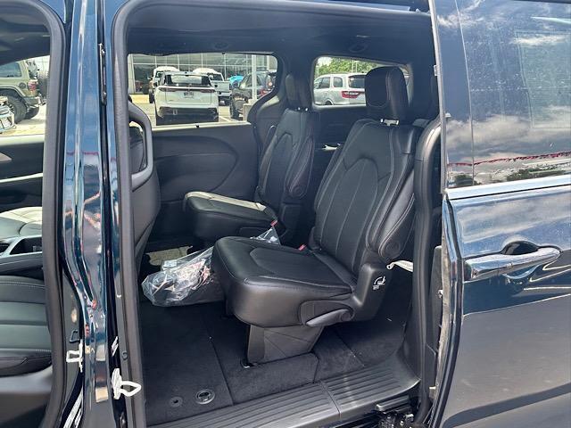 new 2025 Chrysler Pacifica car
