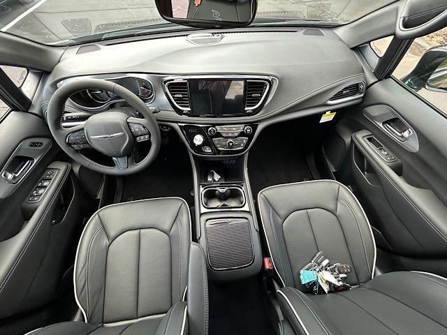 new 2025 Chrysler Pacifica Hybrid car