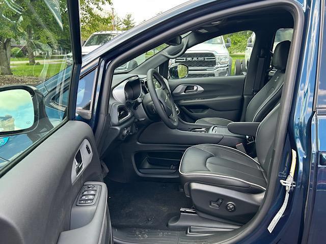 new 2025 Chrysler Pacifica Hybrid car