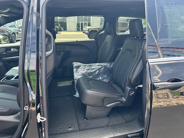 new 2025 Chrysler Pacifica car