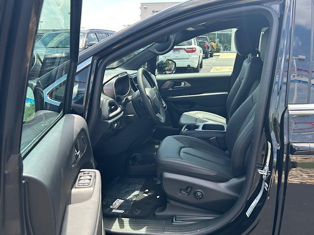 new 2025 Chrysler Pacifica car