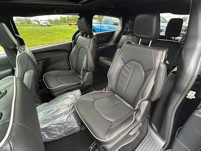 new 2025 Chrysler Pacifica Hybrid car, priced at $44,684
