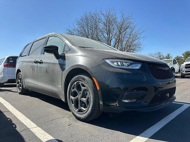 new 2025 Chrysler Pacifica Hybrid car, priced at $51,008