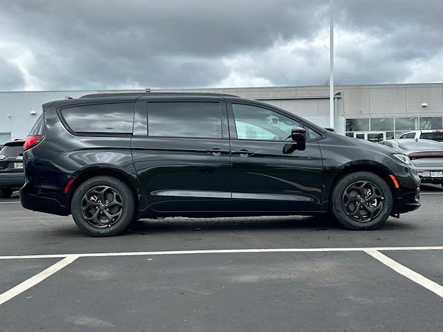 new 2025 Chrysler Pacifica Hybrid car, priced at $44,684