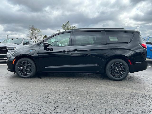 new 2025 Chrysler Pacifica Hybrid car, priced at $44,684