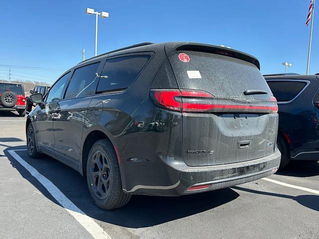 new 2025 Chrysler Pacifica Hybrid car, priced at $51,008