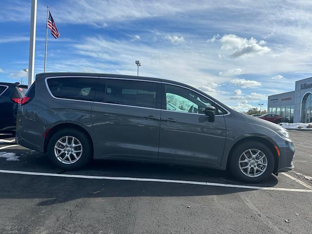 new 2025 Chrysler Pacifica car, priced at $43,680