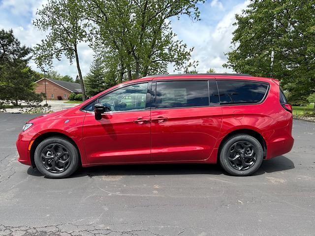 new 2025 Chrysler Pacifica Hybrid car