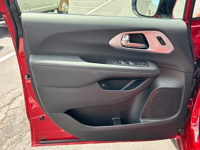 new 2025 Chrysler Pacifica Hybrid car