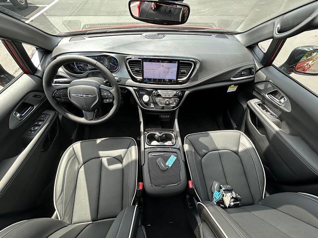 new 2025 Chrysler Pacifica Hybrid car