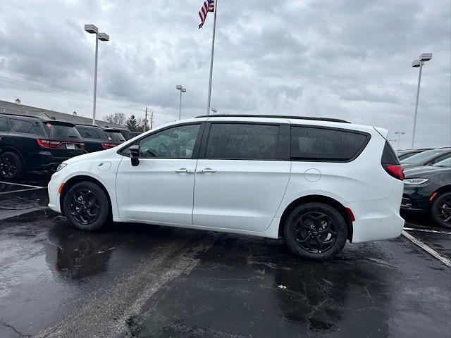 new 2024 Chrysler Pacifica Hybrid car, priced at $59,117