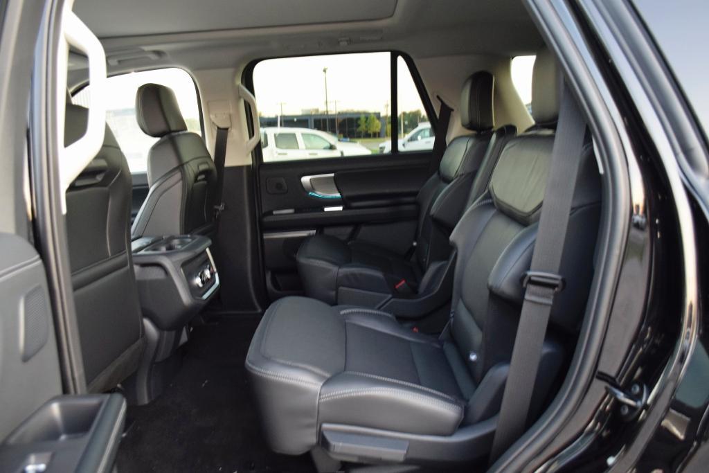 new 2025 Ford Expedition car, priced at $75,059