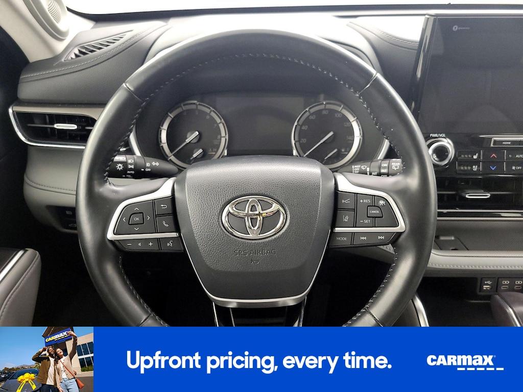 used 2022 Toyota Highlander car, priced at $35,998