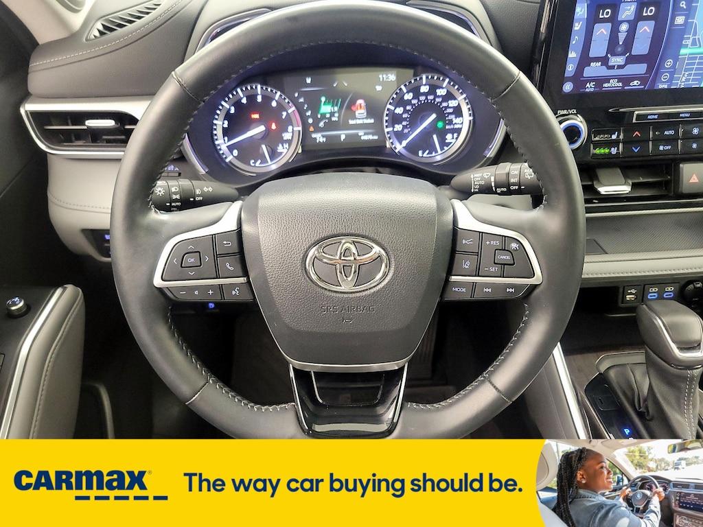 used 2022 Toyota Highlander car, priced at $39,998