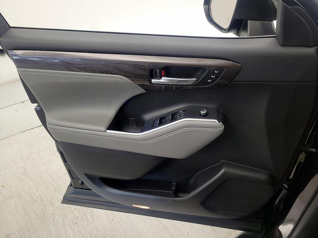 used 2022 Toyota Highlander car, priced at $39,998