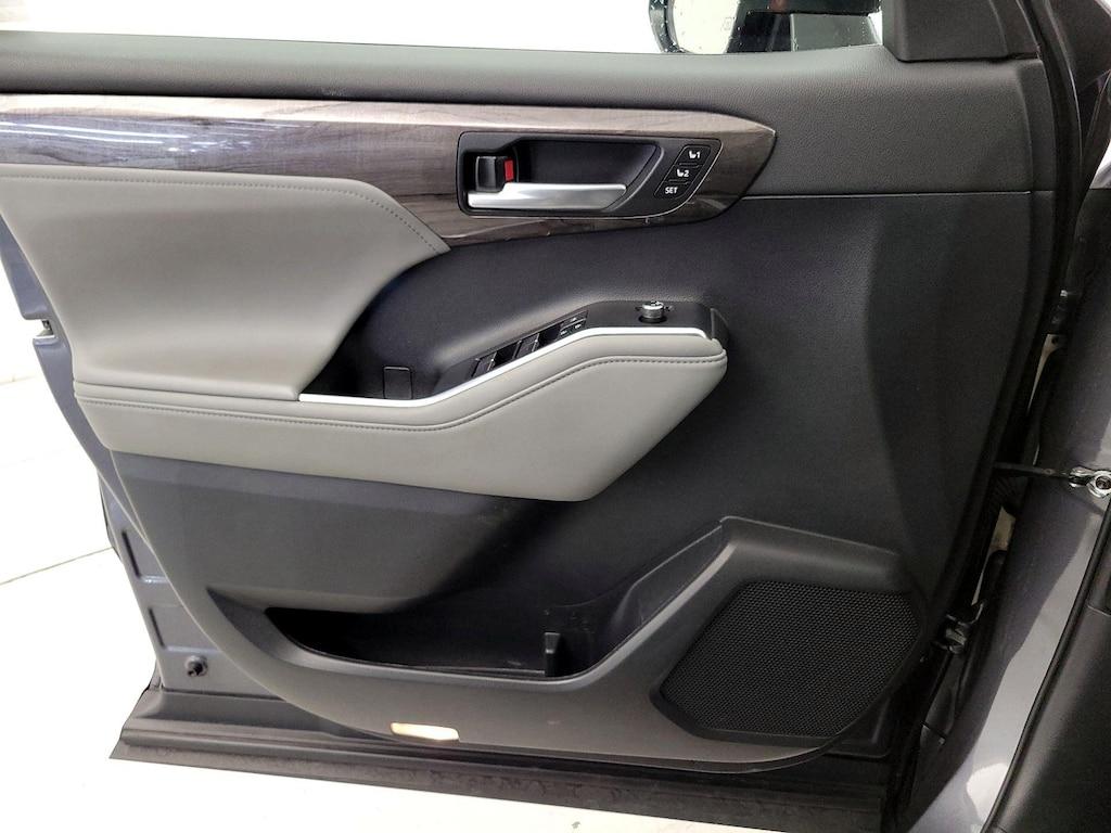 used 2023 Toyota Highlander Hybrid car, priced at $35,998
