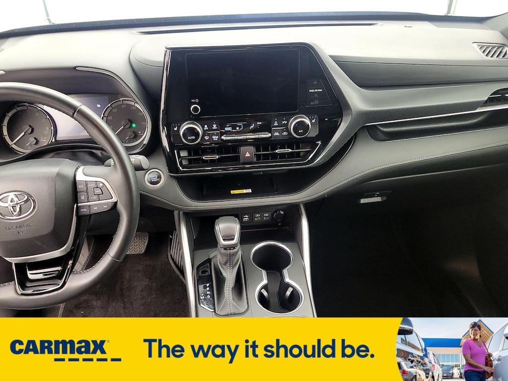 used 2024 Toyota Highlander car, priced at $43,998