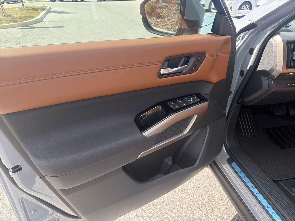 new 2025 Nissan Pathfinder car, priced at $49,671