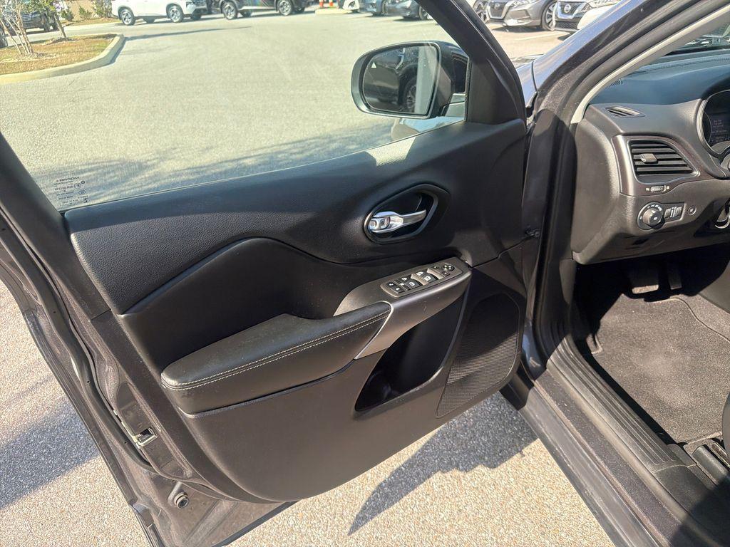 used 2022 Jeep Cherokee car, priced at $20,821