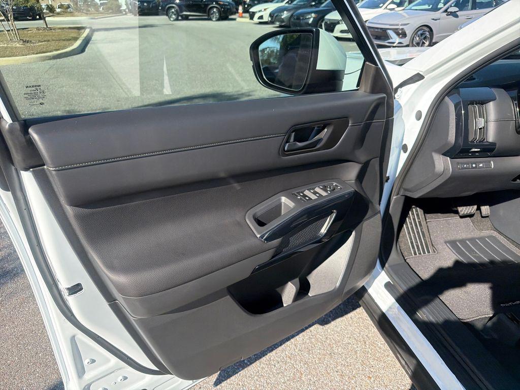 new 2025 Nissan Pathfinder car, priced at $39,084