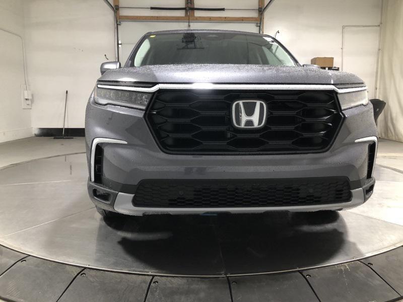 new 2025 Honda Pilot car, priced at $45,595