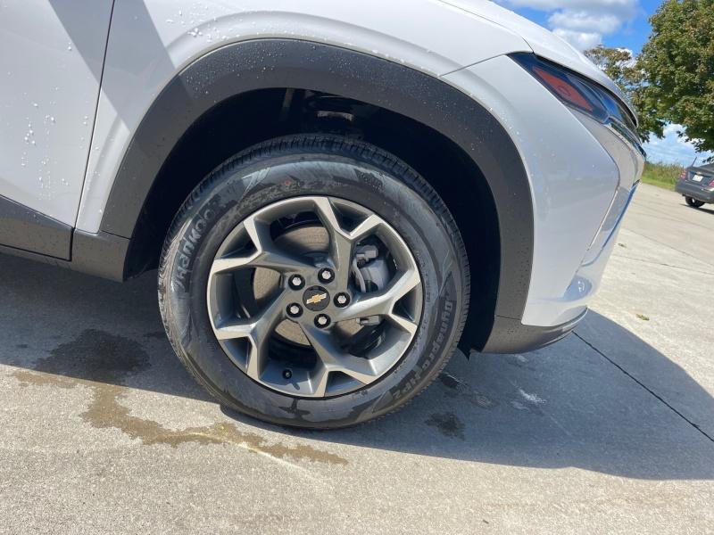 new 2025 Chevrolet Trax car