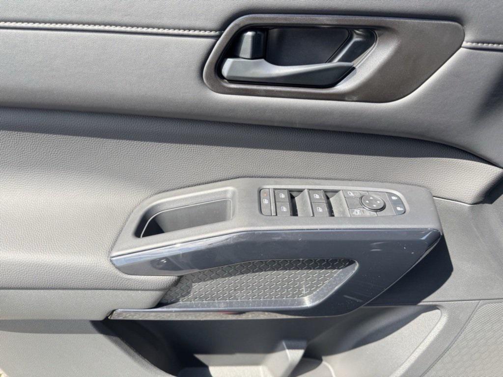 new 2025 Nissan Pathfinder car, priced at $32,497