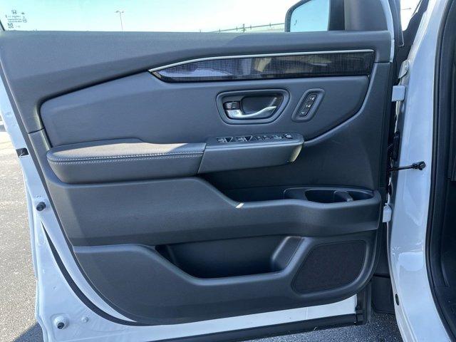 new 2025 Honda Pilot car, priced at $52,278