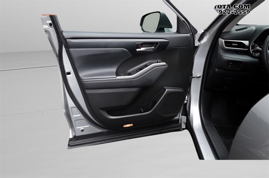 used 2022 Toyota Highlander car, priced at $38,625