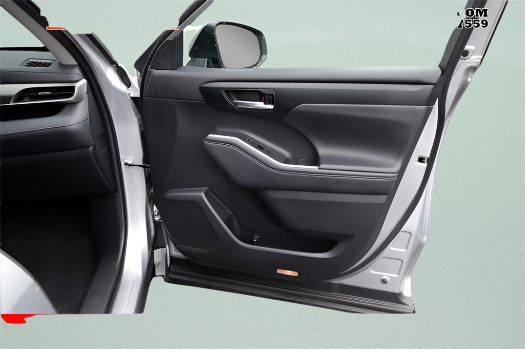 used 2022 Toyota Highlander car, priced at $38,625