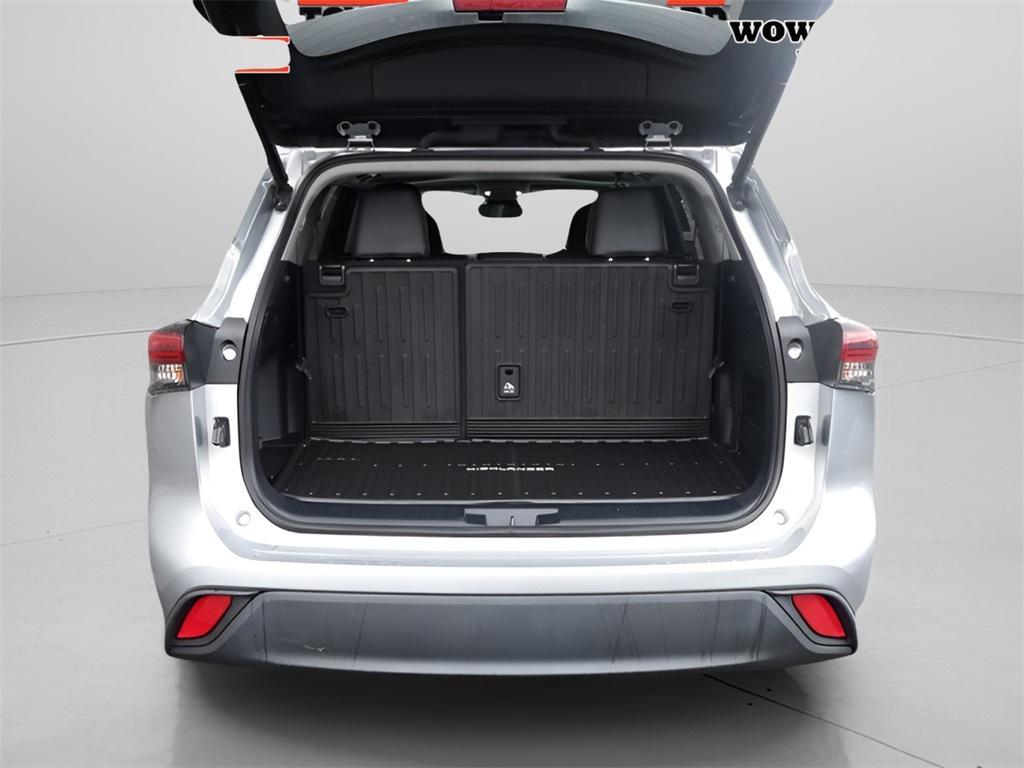 used 2022 Toyota Highlander car, priced at $38,625