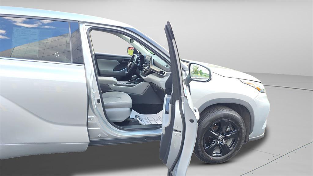 used 2022 Toyota Highlander car, priced at $34,625